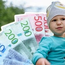 Svenska sedlar och mamma med barn