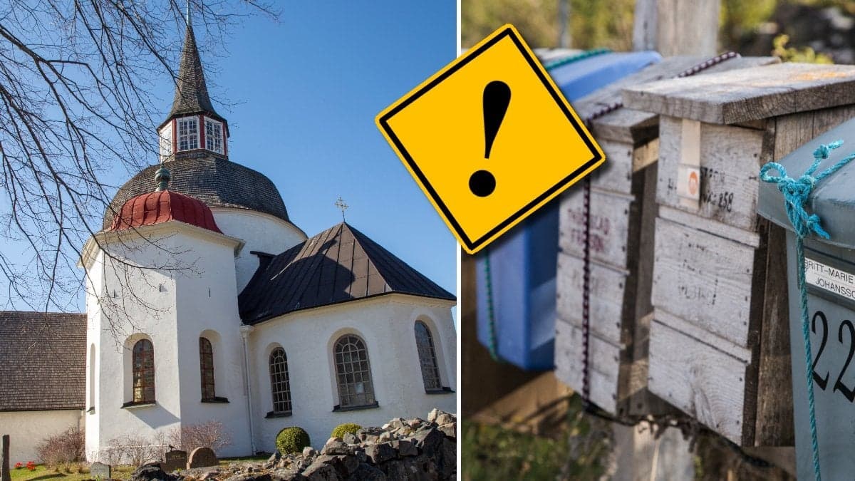 En svensk kyrka och brevlådor på rad.