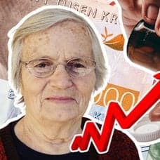 Äldre kvinna, svenska sedlar och medicin i hand