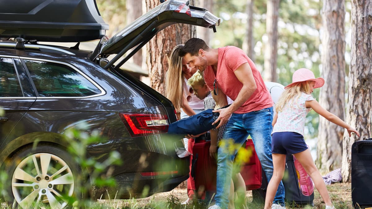 Familj som packar bilen inför resan