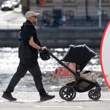 Pappa med barnvagn, flickbebis