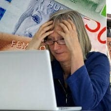 Pengar, kvinna vid en dator och en bokhylla med VHS-filmer i.