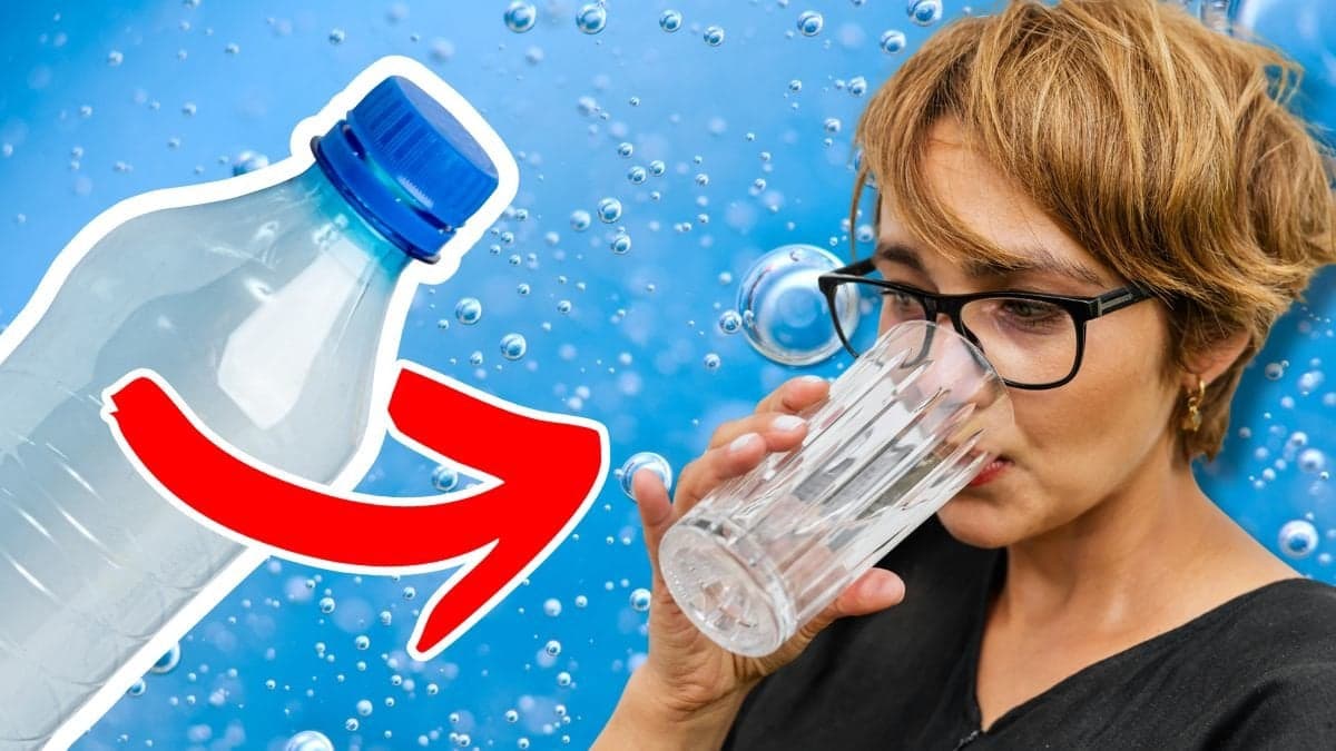 Pet-flaska och kvinna som dricker vatten