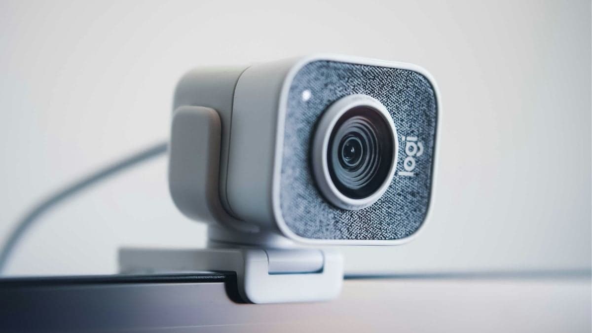 Över 60 procent av chefer övervakar sin personal, visar en pågående studie.