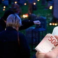 Kyrkogård, äldre par som håller om varandra och femhundralappar i en hand.