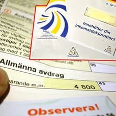 Ett kuvert från Skatteverket med deklarationen, en deklarationsblankett samt en person som håller i pengar.