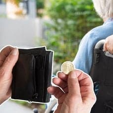 Plånbok och ett mynt och en person som blir körd i rullstol.