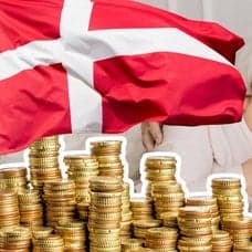 Danska flaggan, ett äldre par som håller om varandra och är glada samt en stor mynthög.