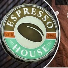 Bilder på en Espresso House-skylt och en Frapino.