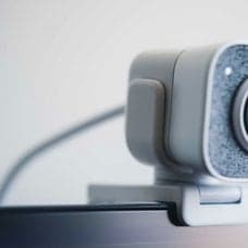 Över 60 procent av chefer övervakar sin personal, visar en pågående studie.