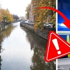 Vatten vänster, blåljus höger. Varningskylt utklippt i mitten.