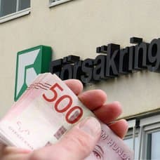 Försäkringskassan, pengar och en kvinna med handen på pannan.