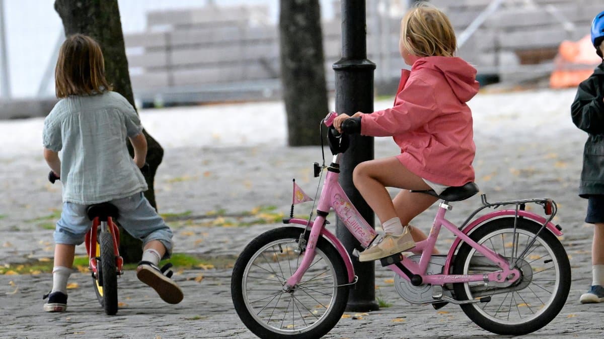 Barn som cyklar och leker på Riddarholmen. 