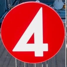Bild på TV4:s logga och äldre händer.