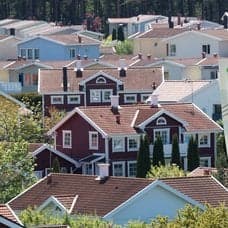 Villaområde och en plånbok med sedlar i.