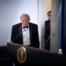 President Donald Trump under en pressträff efter attentatet.