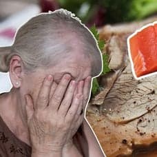 Äldre kvinna som är ledsen, mat i form av stek, lax och bregott med ett rött kryss över sig.