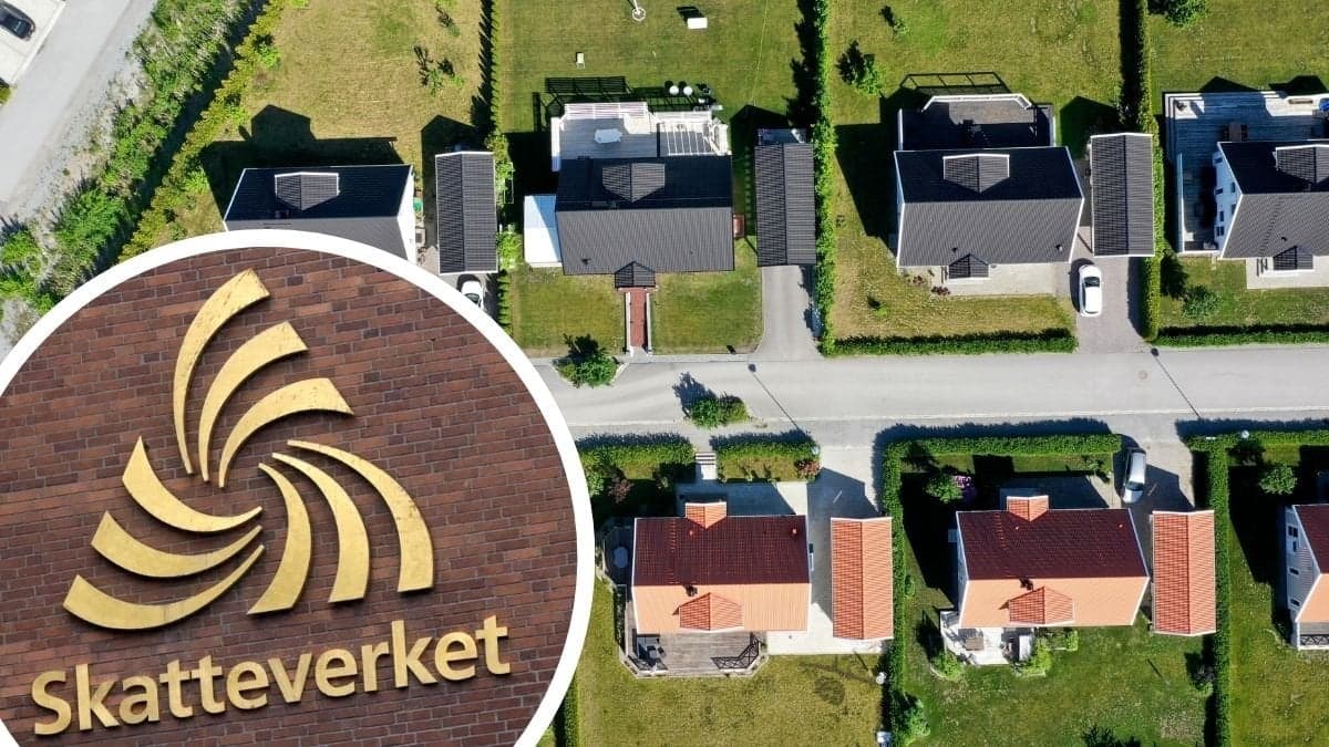 Skatteverkets logga på fasad och ett villeområde från ovan