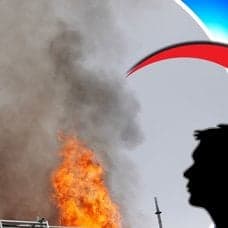 Rökmoln till vänster. Polis blåljus till höger. Siluett, en man och en kvinna.