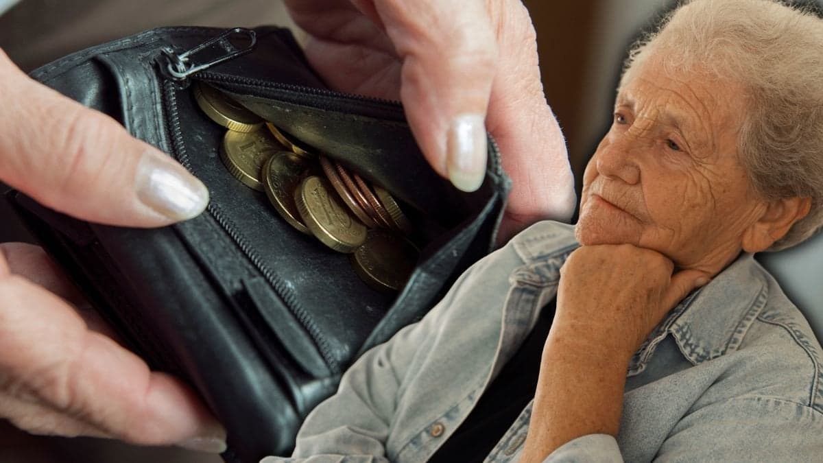 Plånbok med mynt och en äldre kvinna som funderar med handen på hakan.