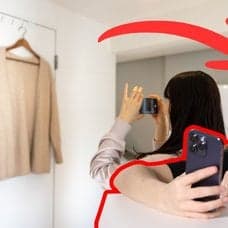 Kvinna tar bild på en tröja vänster. Datormskärm med sajten Vinted uppe på skärmen till höger. En ung tjej som kollar på mobilen med en sorgsen blick utklippt i mitten.