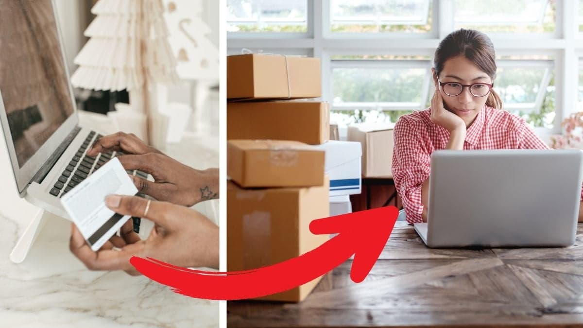 Hand som håller i ett betalkort framför en dator till vänster. Kvinna framför en dator med paket bredvid sig till höger. En röd pil pekar på kvinnan.