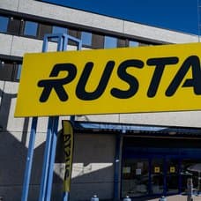 Ingång till Rusta-butik i bakgrunden. En utklippt kundvagn till höger.