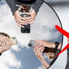 tre tjejer som sms:ar och en kvinna som ringer