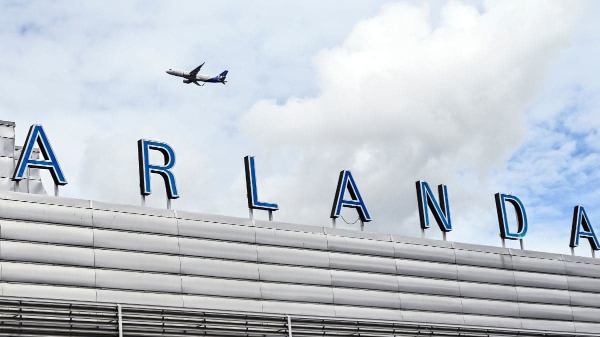 Bild på ett flygplan och Arlanda-skylt.