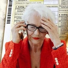 Deklarationsblankett och en kvinna som håller handen för pannan och pratar i telefon.