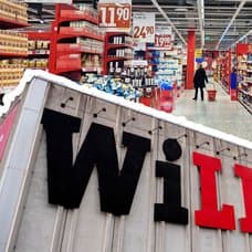 Willys skylt på en fasad och hyllor i en Willys-butik