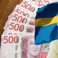 Pengar, äldre kvinna och svenska flaggan.