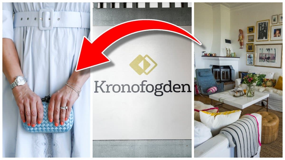 Händer, med ringar, som håller i väska, Kronofogdens skylt och ett hem