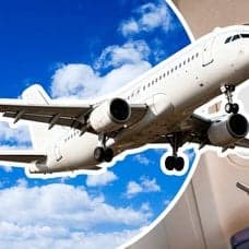 Flygplan och kvinna med mobiltelefon ombord på flygplan