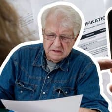 Äldre man läser på papper och en kalkylator