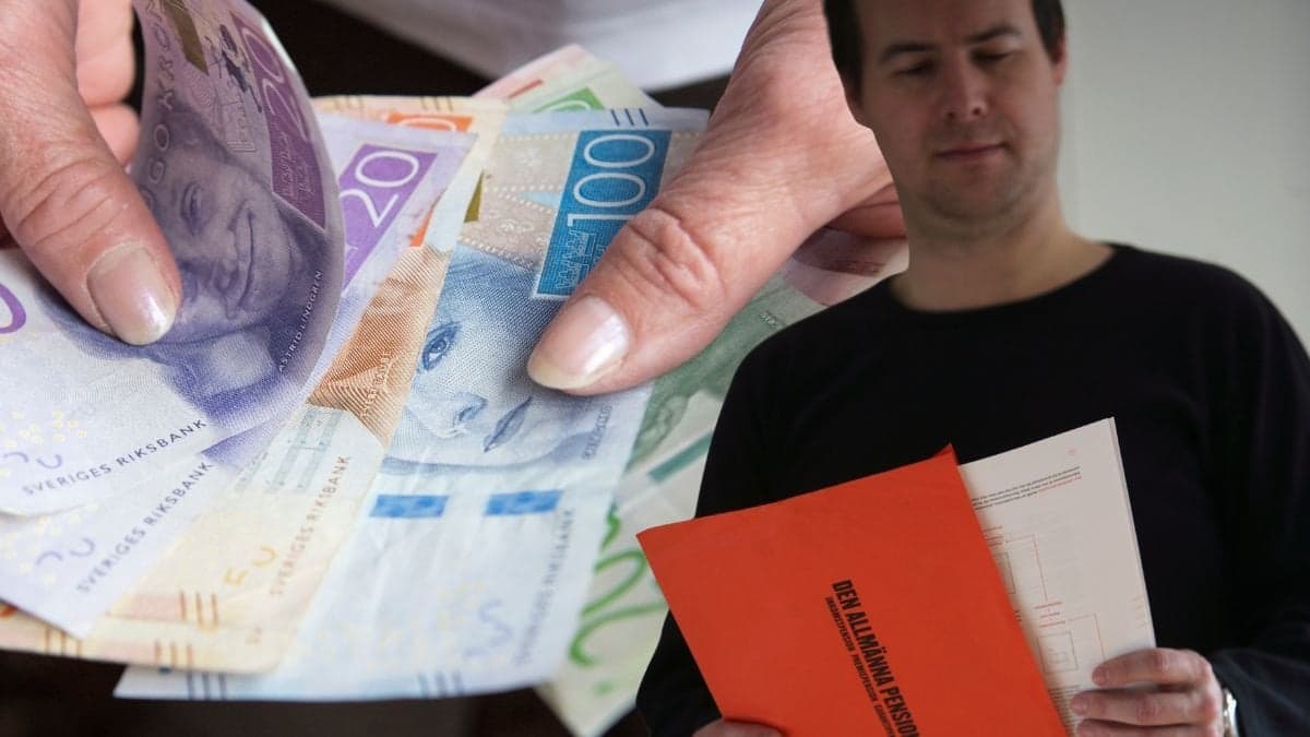 Pengar och man med det orange kuvertet.