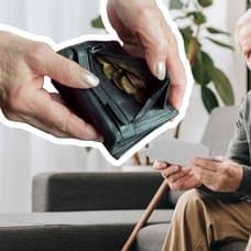 Plånbok med lite mynt och en äldre man med brev i handen.