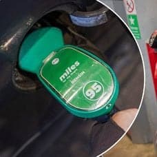 Bilder på bensin- och dieselpumpar på en bensinmack.