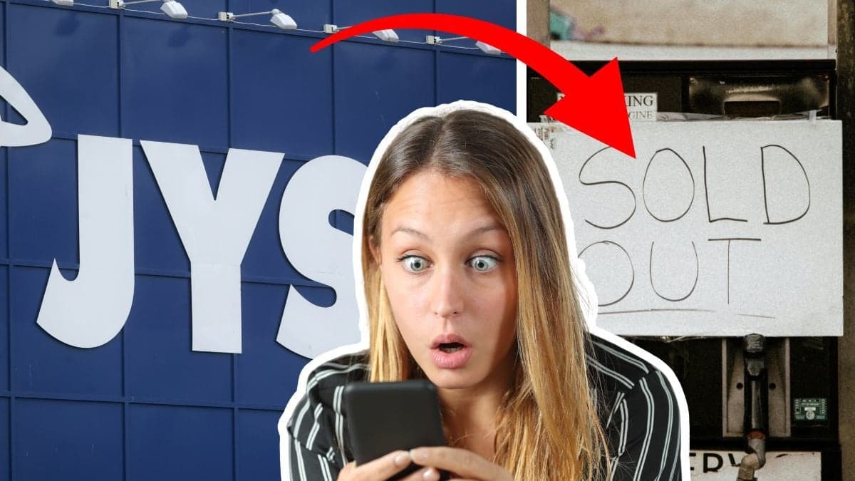 Jysk-skylt vänster. En skylt med texten Sold out höger. En kvinna med förvånat ansiktsuttryck och en telefon i händerna i mitten. 