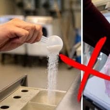 Häller tvättpulver till vänster. Sätter in kläder i en tvättmaskin till höger. Rött kryss mellan bilderna