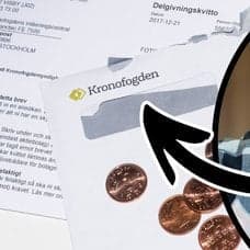 Brev från Kronofogden och man som tittar på papper