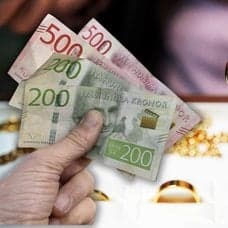 Kontanter i handen och en guldhandlare som håller i en ring.