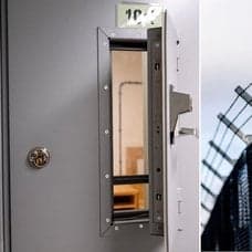 Fängelsecell och stängsel.