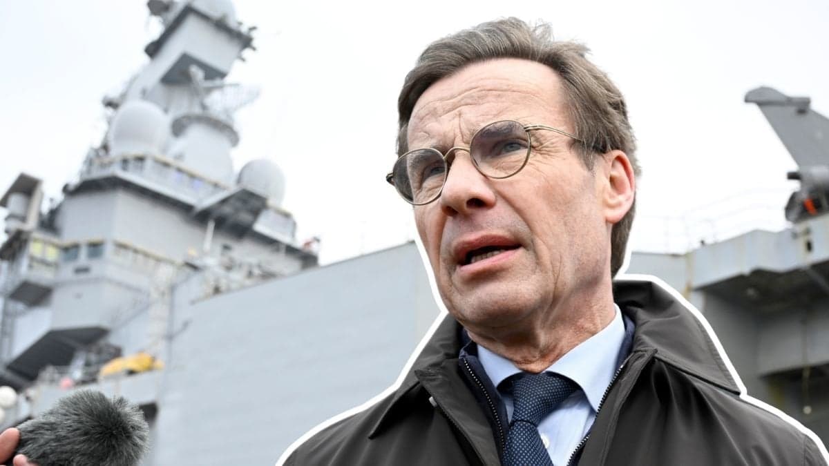 Statsminister Ulf Kristersson vid det franska hangarfartyget Charles De Gaulle.
