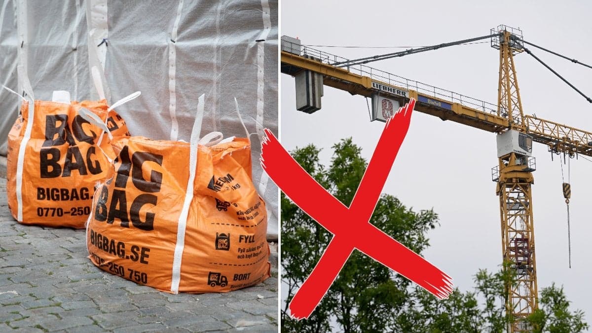Byggskräp vid byggarbetsplats och lyftkran.