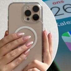 En Iphone och en kart-app på en telefon.