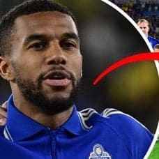 Isak Hien under matchen mot Ukraina i Valencia, vänster. Svenska landslaget i Valencia höger.