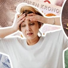 Orolig kvinna, svenska sedlar och Skatteverkets skylt på en fasad