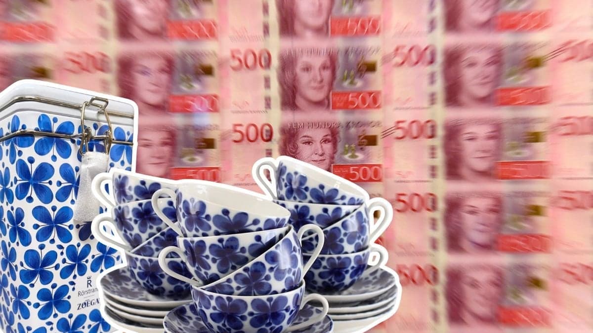 Sedlar av valören 500 kronor, Mon Amie-kaffeburk och koppar med fat.