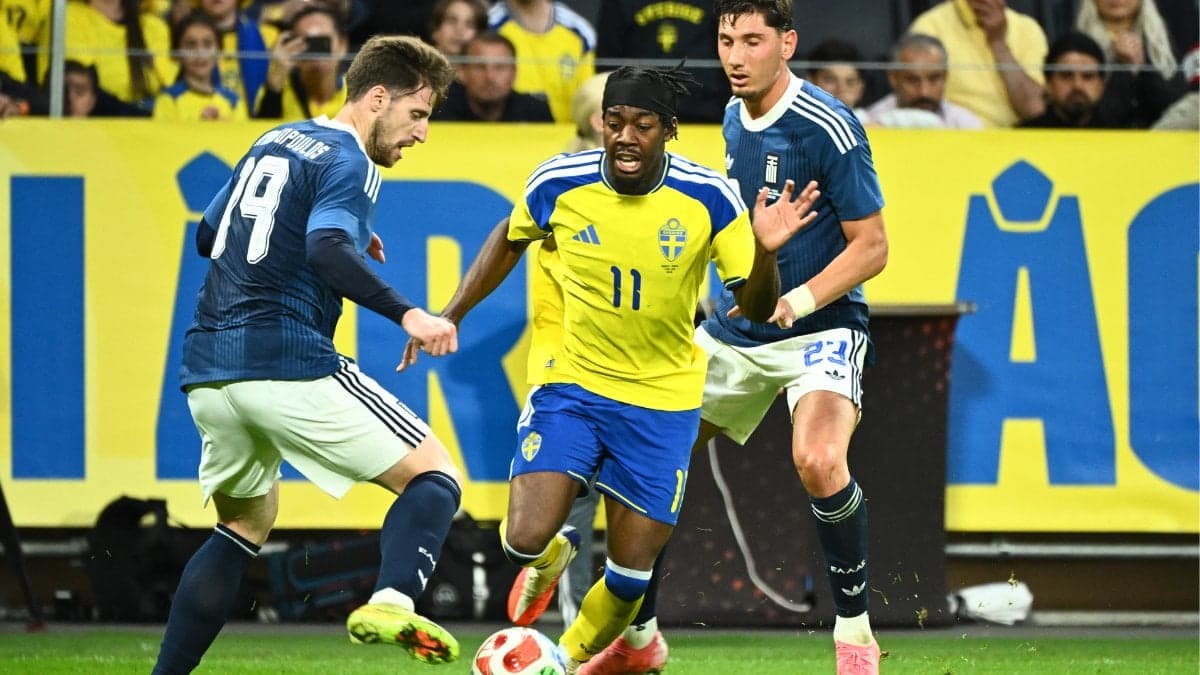 Sveriges Anthony Elanga mellan Greklands Giorgos Kiriakopoulos och Greklands Nectarios Triantis under torsdagens träningslandskamp i fotboll mellan Sverige och Grekland.